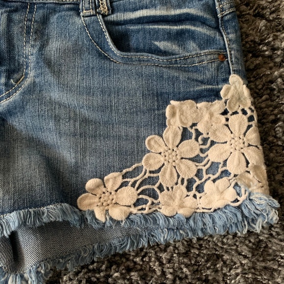 Jolt Jean β’ Denim Shorts Floral Lace Design - Picture 4 of 8